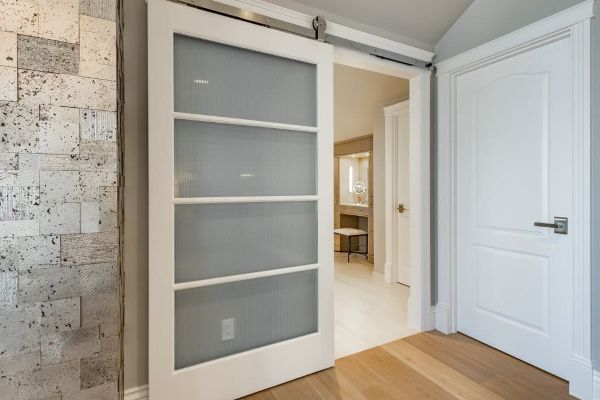 Carpintero Pamplona · Taller de ebanistería y carpintería en Pamplona - Puerta corredera lacada en blanco